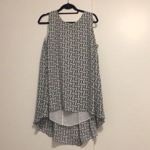 Vince Camuto Blouse/Tunic, B/W pattern. 1X